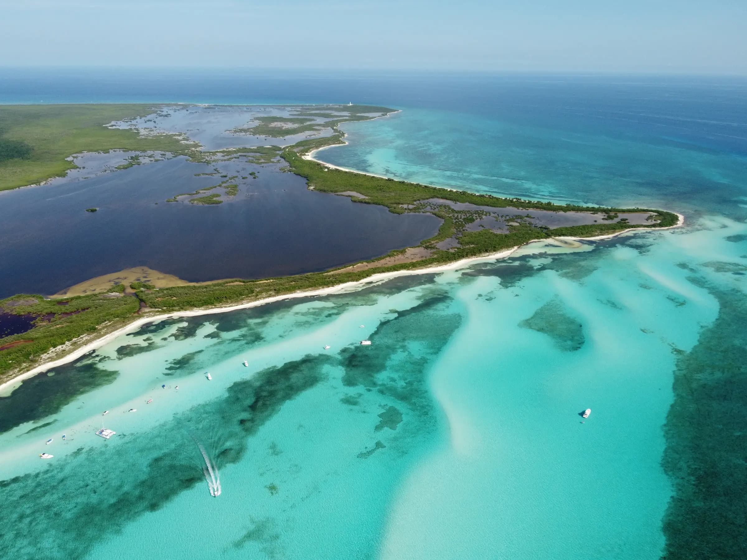 Vista aérea de los arrecifes turquesa de Cozumel